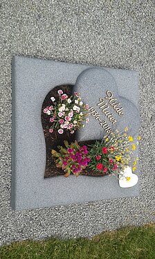 Urnengrabanlagen mit Schriftsteinen / Platten