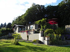 Wohnhaus in Oberbettingen mit Begrünung, Material Udelfanger Sandstein