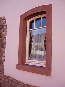 Fenstergewände aus Rotsandstein