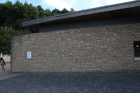 Mauerverkleidung aus Udelfanger Sandstein