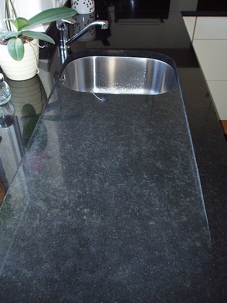 Küchenarbeitsplatte aus Granit „Nero Assoluto“