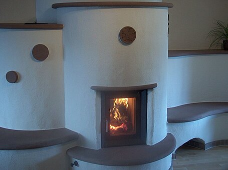 Kamin mit Ablagen und Ornamentik