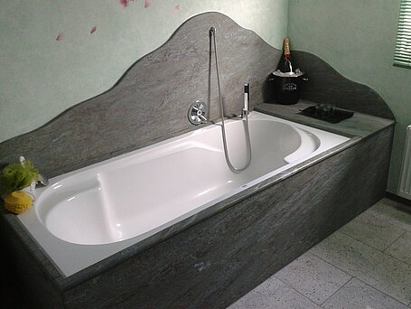 Badewannenverkleidung aus Gneis und Bodenbelag aus Granit