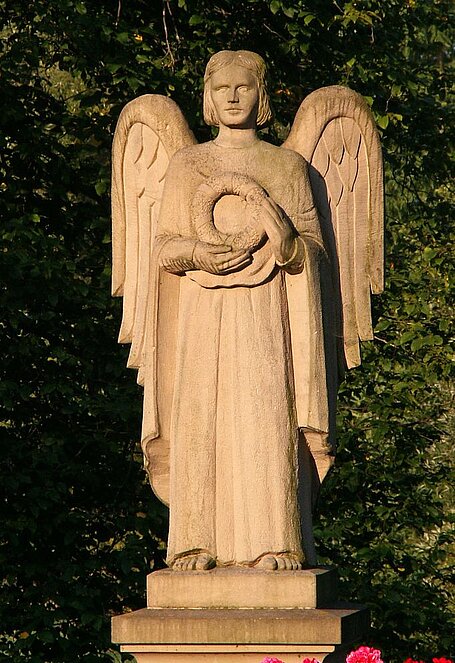 Lebensgroße Figur aus Udelfanger Sandstein