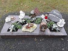 Urnengrabanlagen mit Schriftsteinen / Platten