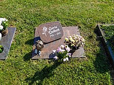 Urnengrabanlagen mit Schriftsteinen / Platten