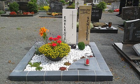 Doppelgrabanlage aus Granit/Sandstein