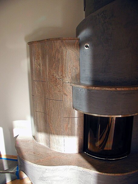 Kamin aus Granit „Juparana Colombo