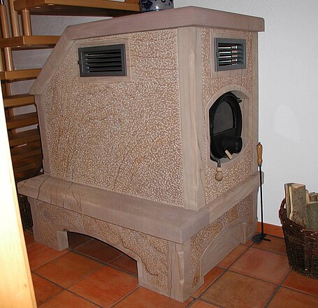 Kamin aus gebändertem Rotsandstein