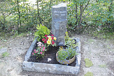 Urnengrabanlagen aus Spaltmaterial / Sandstein / Basalt