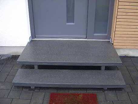 Freitragende Treppenanlage aus Granit Padang Dark