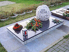 Urnengrabanlagen mit Schriftsteinen / Platten
