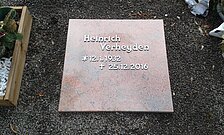 Urnengrabanlagen mit Schriftsteinen / Platten