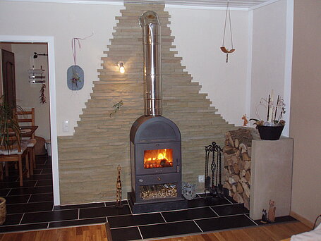 Kaminecke aus Granit und Sandstein