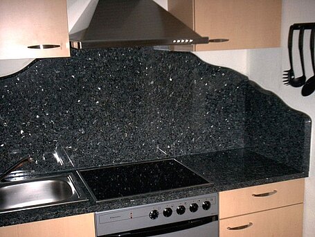 Küchenarbeitsplatte mit Rückwand aus Granit
