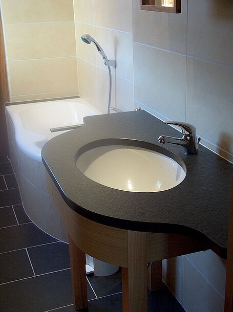 Bodenbelag und Waschtisch aus Granit