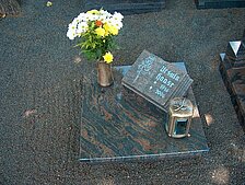 Urnengrabanlagen mit Schriftsteinen / Platten