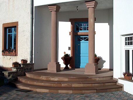 Treppenanlage und Säulen aus Rotsandstein