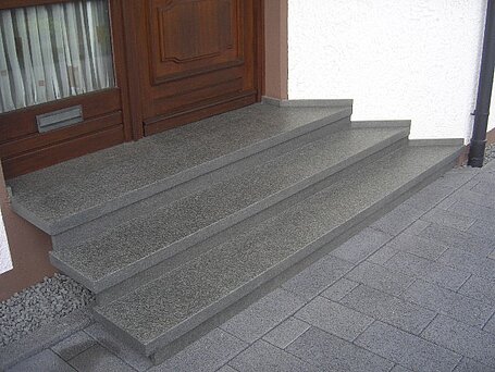 Freitragende Treppenanlage aus Granit Nero Impala