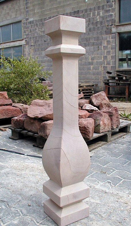 Baluster aus gebändertem Rotsandstein