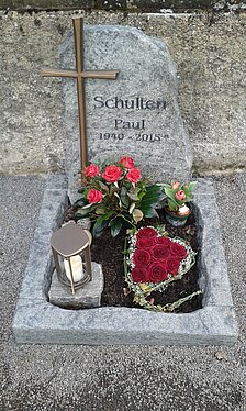 Urnengrabanlagen aus Spaltmaterial / Sandstein / Basalt