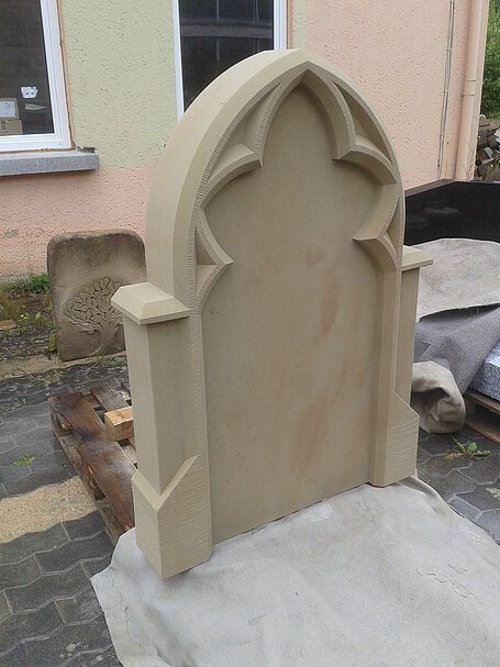 Grabstein aus Udelfanger Sandstein