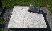 Urnengrabanlagen mit Schriftsteinen / Platten