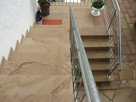 Treppenanlage aus gebändertem Sandstein