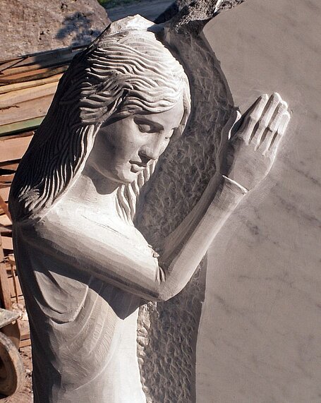 Madonna auf Grabstein aus Marmor Carrara