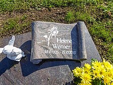 Urnengrabanlagen mit Schriftsteinen / Platten