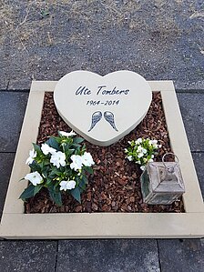 Urnengrabanlagen mit Schriftsteinen / Platten