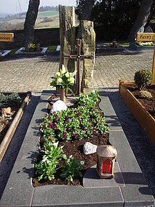 Einzelgrabanlagen aus Säulenbasalt