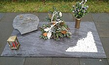 Urnengrabanlagen mit Schriftsteinen / Platten